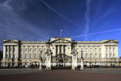 The frontage of Buckingham Palace